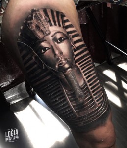 Tatuajes_faraon_realismo_Tobias_Agustini_Logia_Barcelona 
